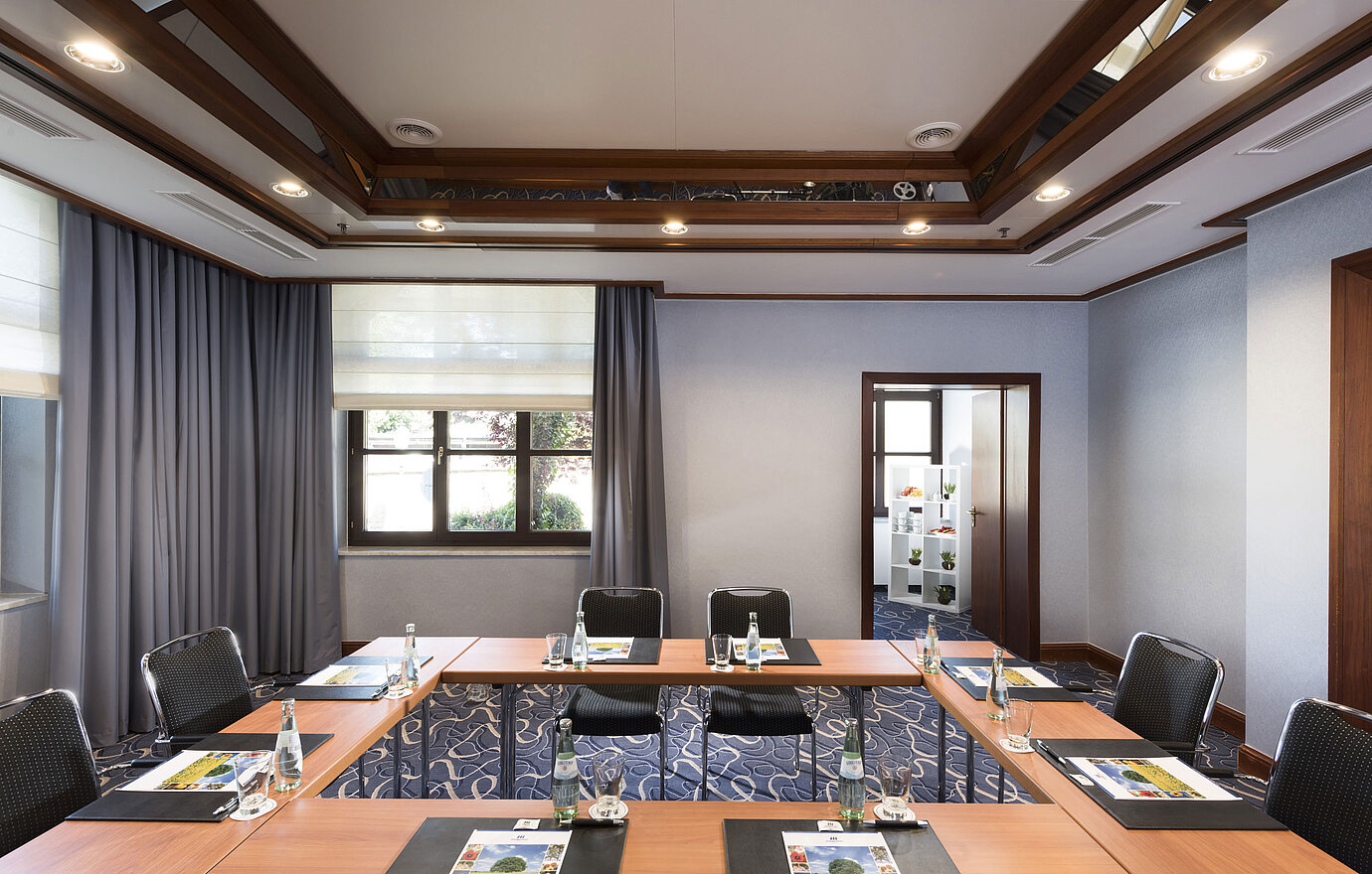 Salle de réunion moderne avec lumière naturelle, disposition en U et décoration élégante au Maritim Hotel Königswinter.