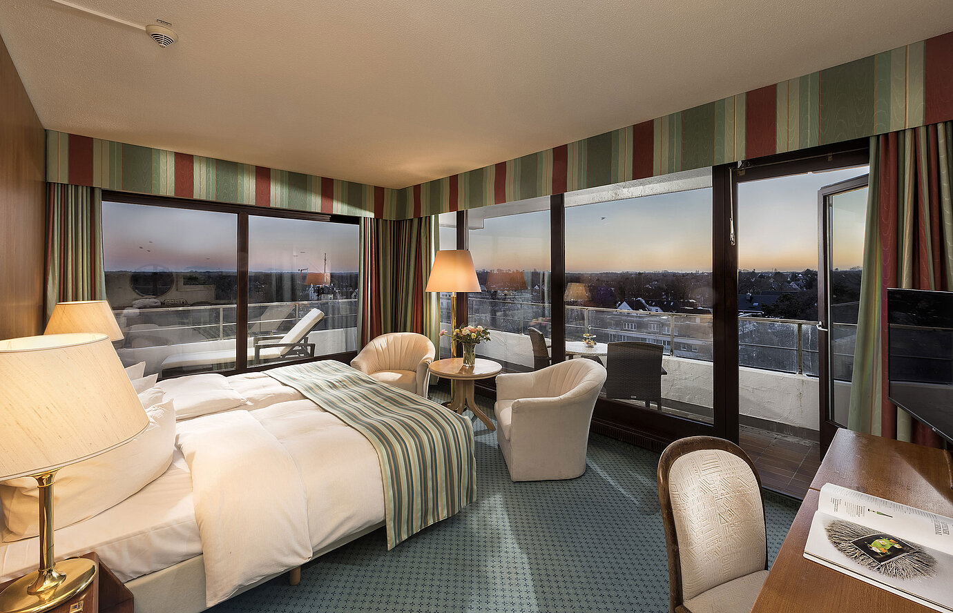 Superior room at Maritim Seehotel Timmendorfer Strand with sea view, double bed, seating area, and balcony.