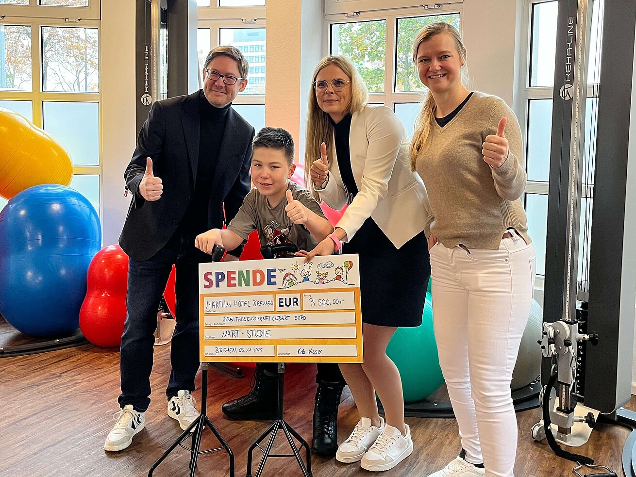 Entrega de donación de Maritim Hotel Bremen para apoyo terapéutico.