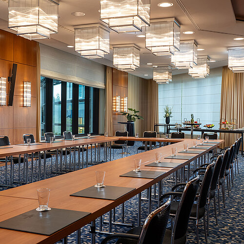 Sala conferenze luminosa con grandi finestre e catering al Maritim Hotel Düsseldorf