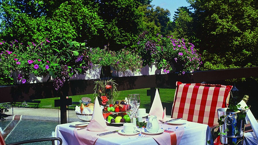 Breakfast on the terrace with a green view at Maritim Hotel Bad Homburg.