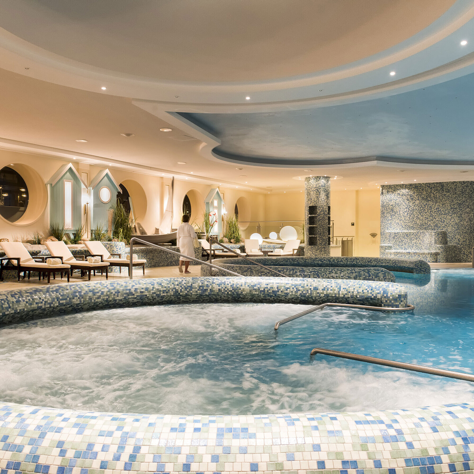 Spacious wellness pool area with whirlpool and loungers at the Maritim Seehotel Timmendorfer Strand.