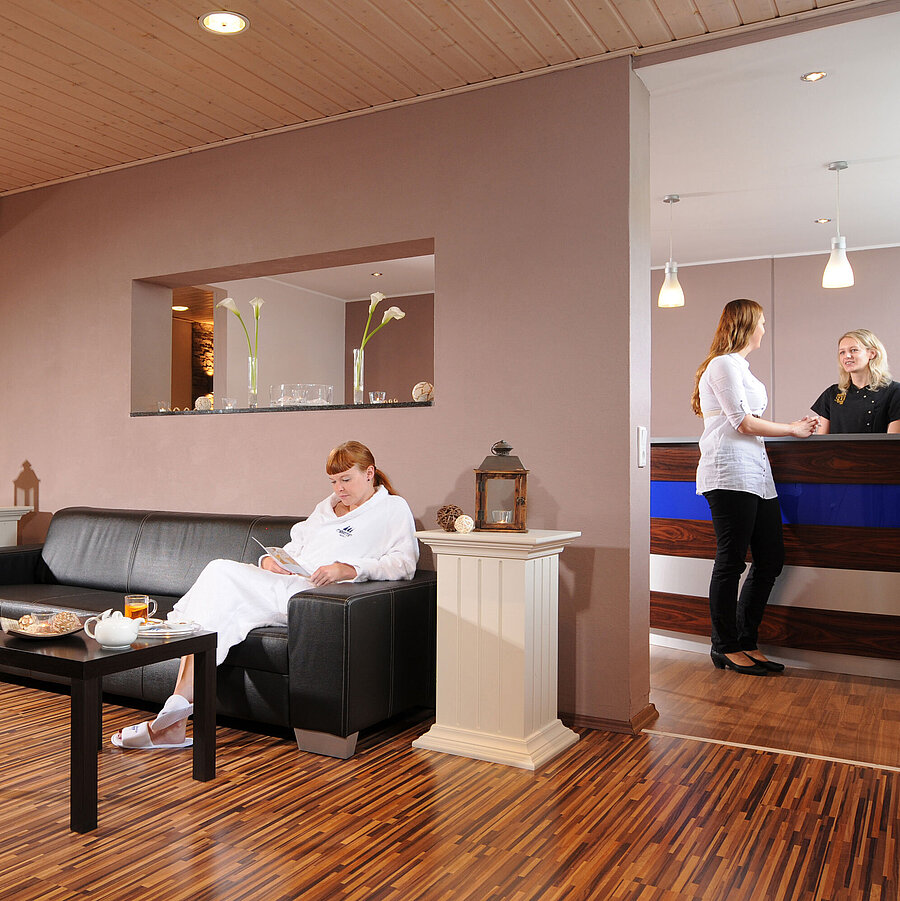 Ambiance relaxante dans le salon spa avec réception du Maritim Hotel Bad Wildungen