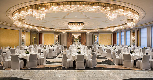 Salón Schumann en el Hotel Maritim Bonn con decoración festiva y elegantes lámparas, ideal para bodas y banquetes.