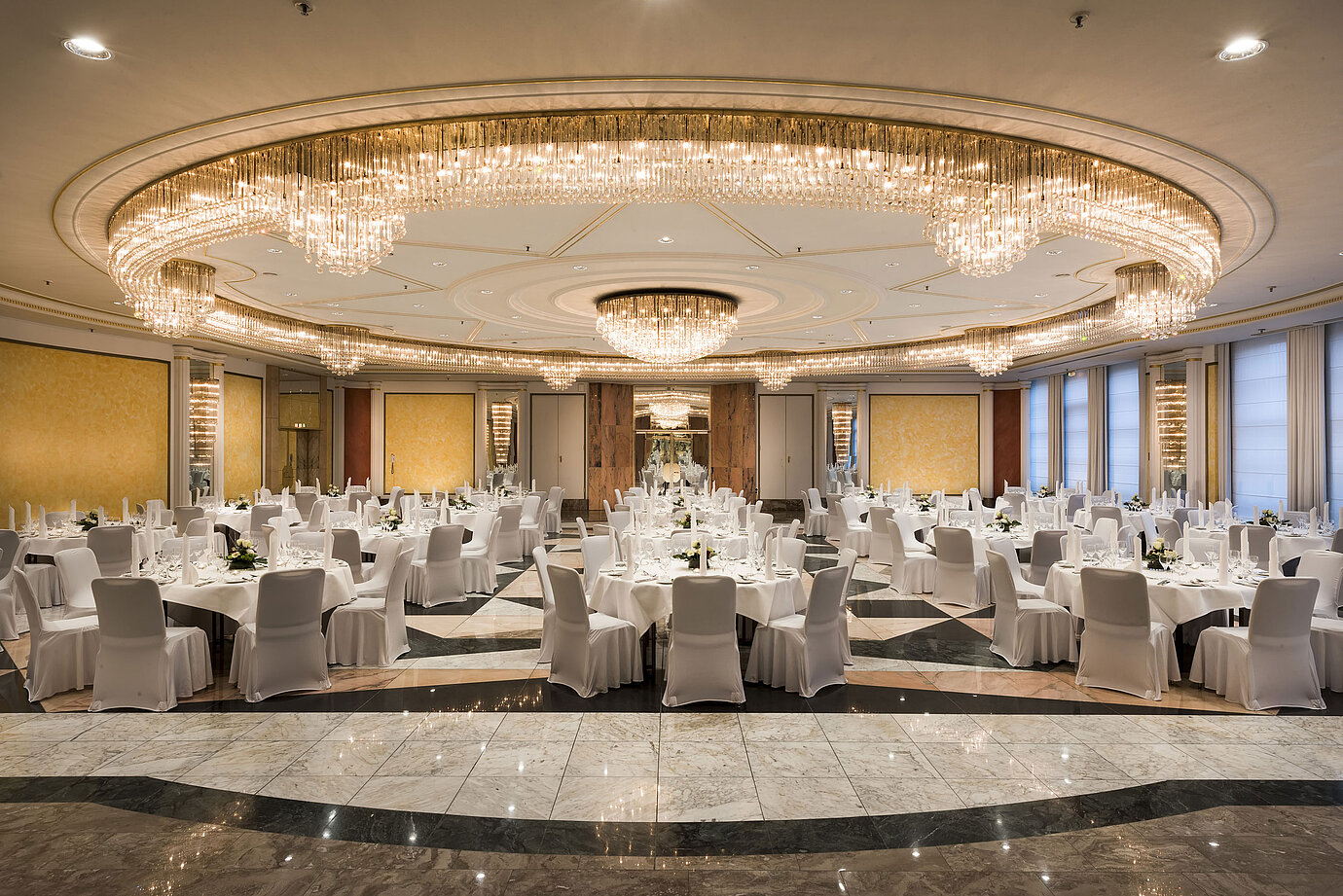 Salón Schumann en el Hotel Maritim Bonn con decoración festiva y elegantes lámparas, ideal para bodas y banquetes.