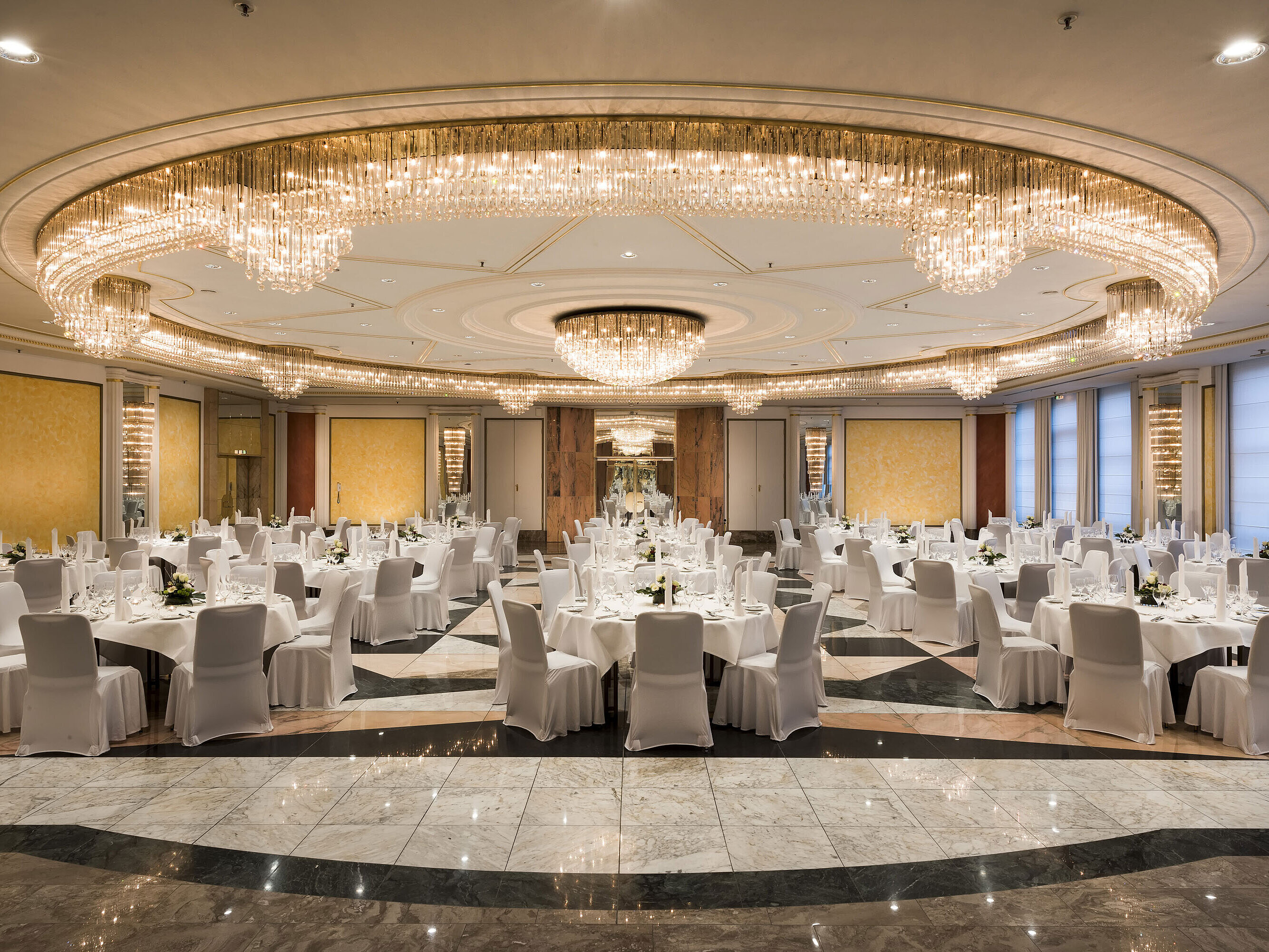 Salón Schumann en el Hotel Maritim Bonn con decoración festiva y elegantes lámparas, ideal para bodas y banquetes.
