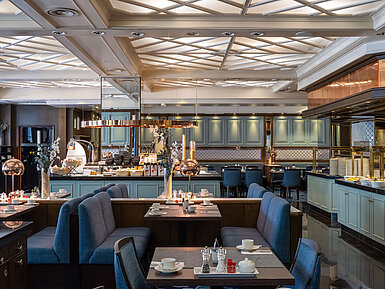 Elegante interior y zona de bufé del Restaurante Landgraf en el Maritim Hotel Darmstadt. Acogedoras zonas para sentarse