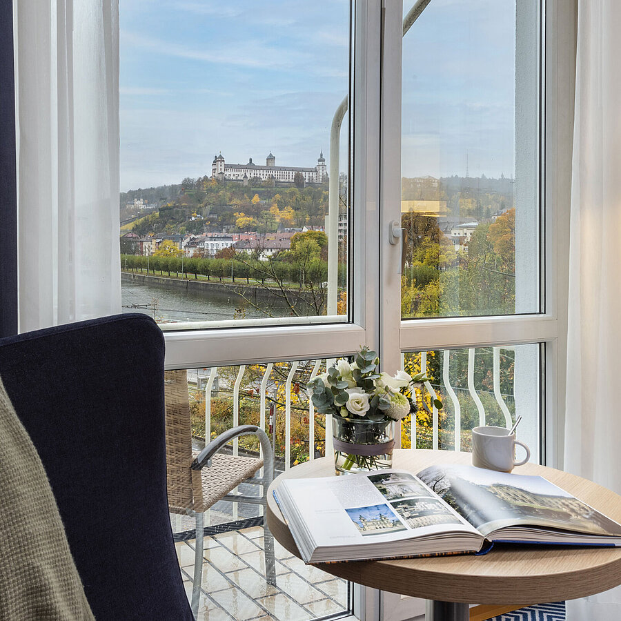 Chambre Supérieure confortable au Maritim Hotel Würzburg avec vue panoramique sur la forteresse de Marienberg