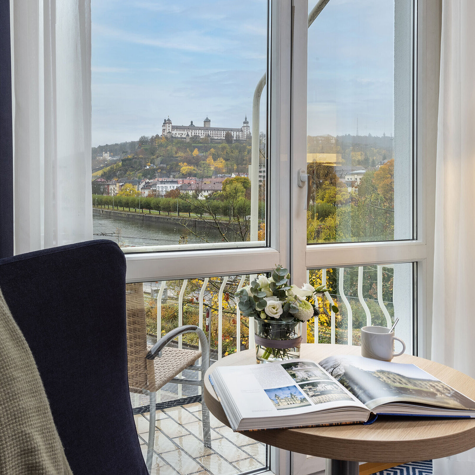 Confortevole Camera Superior al Maritim Hotel Würzburg con vista panoramica sulla Fortezza di Marienberg