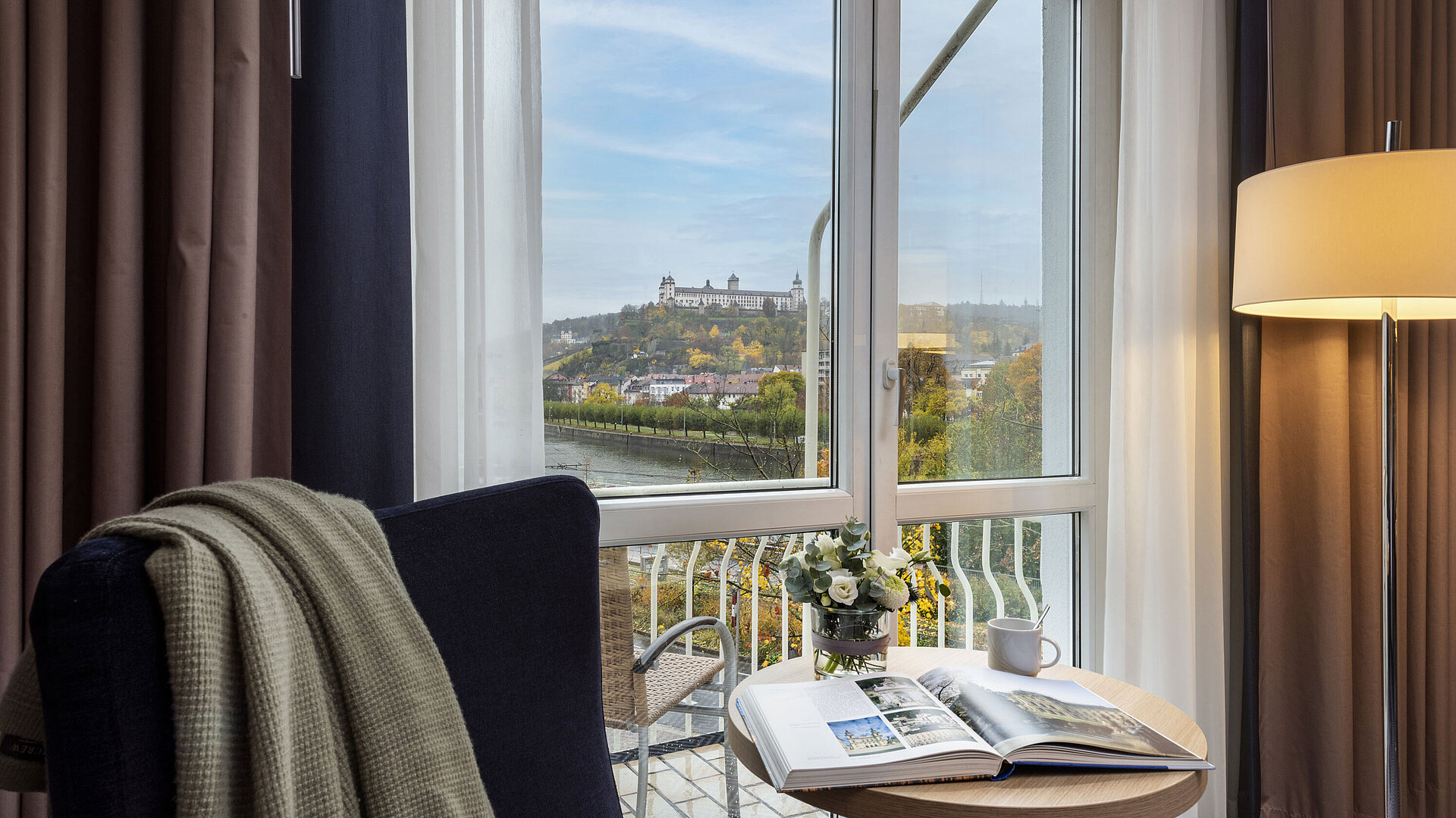 Habitación Superior cómoda en el Maritim Hotel Würzburg con vista panorámica a la Fortaleza de Marienberg