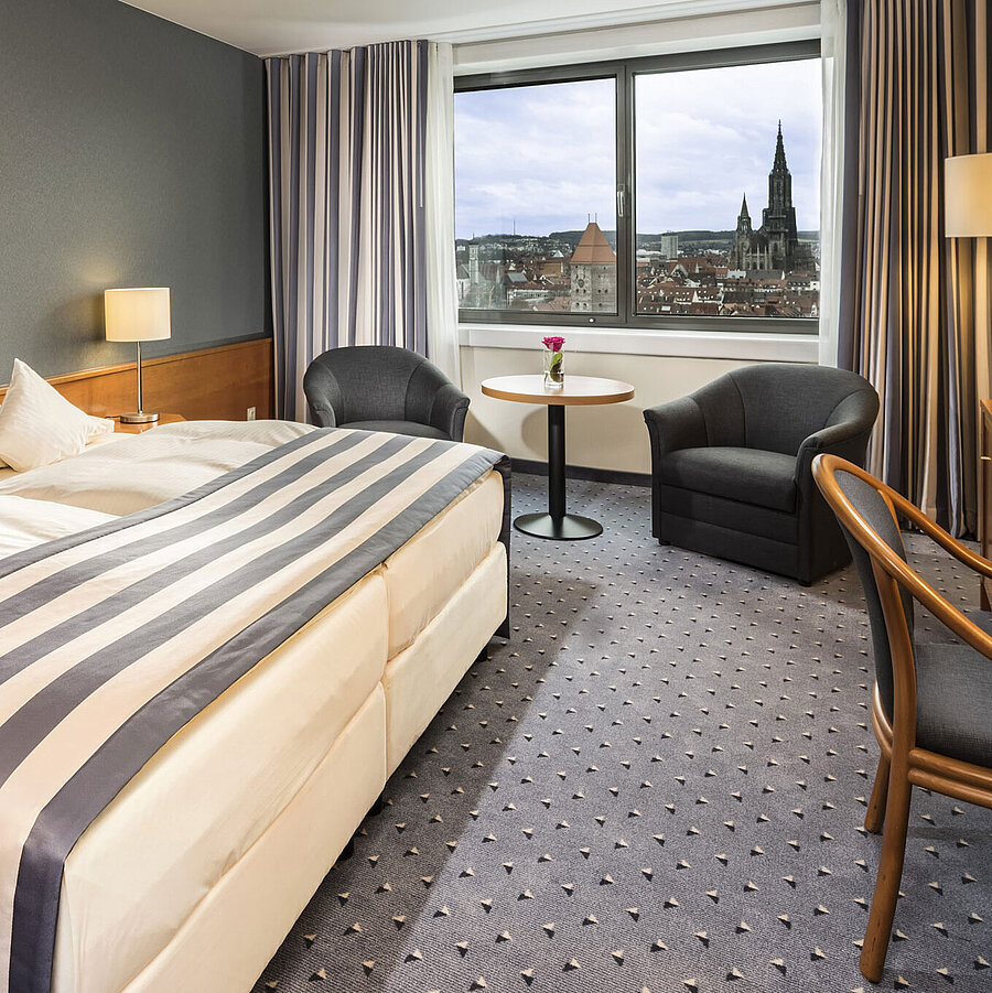 Chambre double au Maritim Hotel Ulm avec fenêtre panoramique et vue sur le Münster