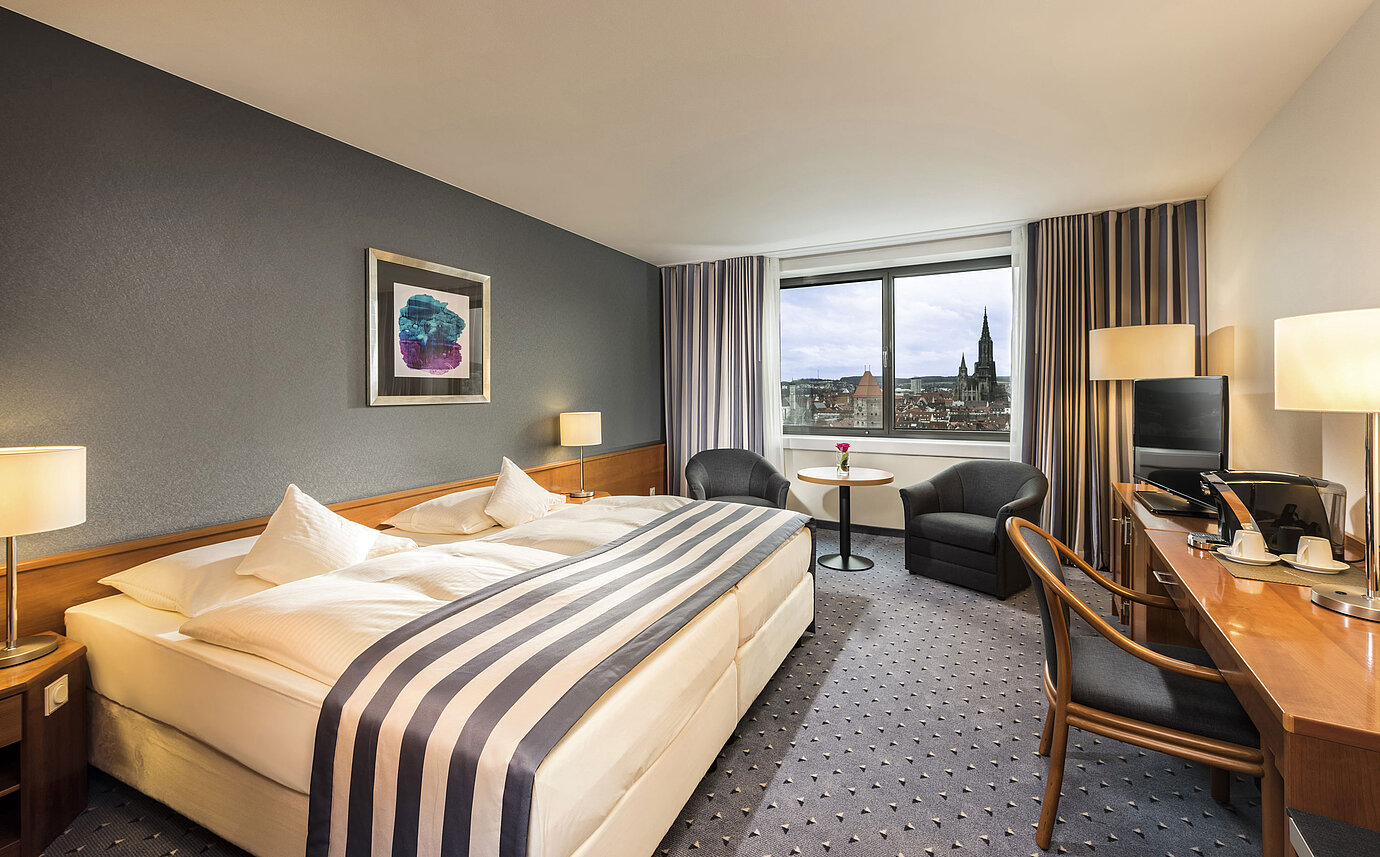 Chambre double au Maritim Hotel Ulm avec fenêtre panoramique et vue sur le Münster