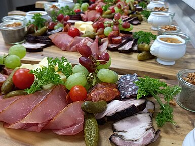 Hearty platter with sausage, cheese, grapes and dips at Maritim Alm Stuttgart
