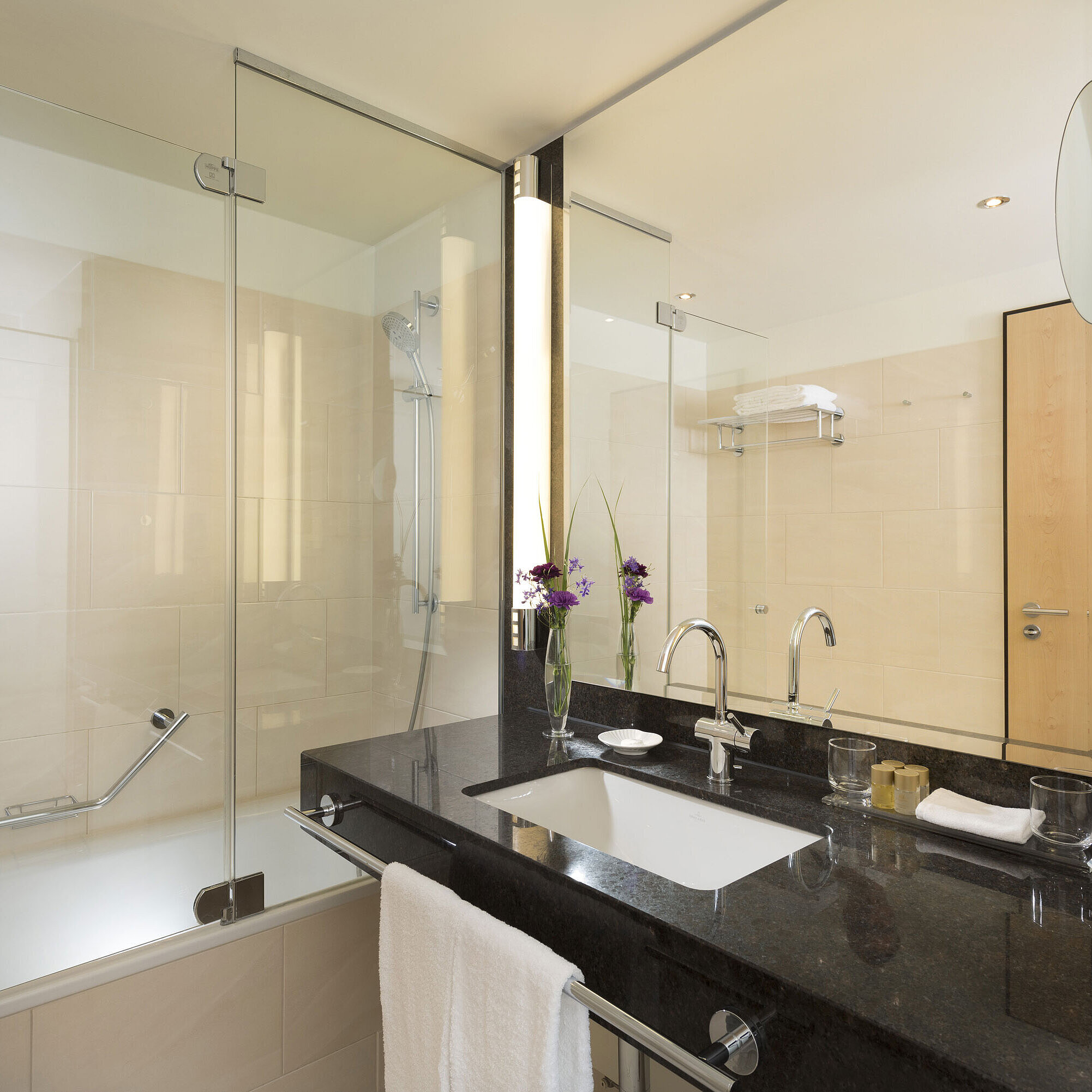 Habitacion Classic Baño Baño elegante en el Maritim Hotel Düsseldorf con bañera grande, espejo, lavabo y accesorios modernos.