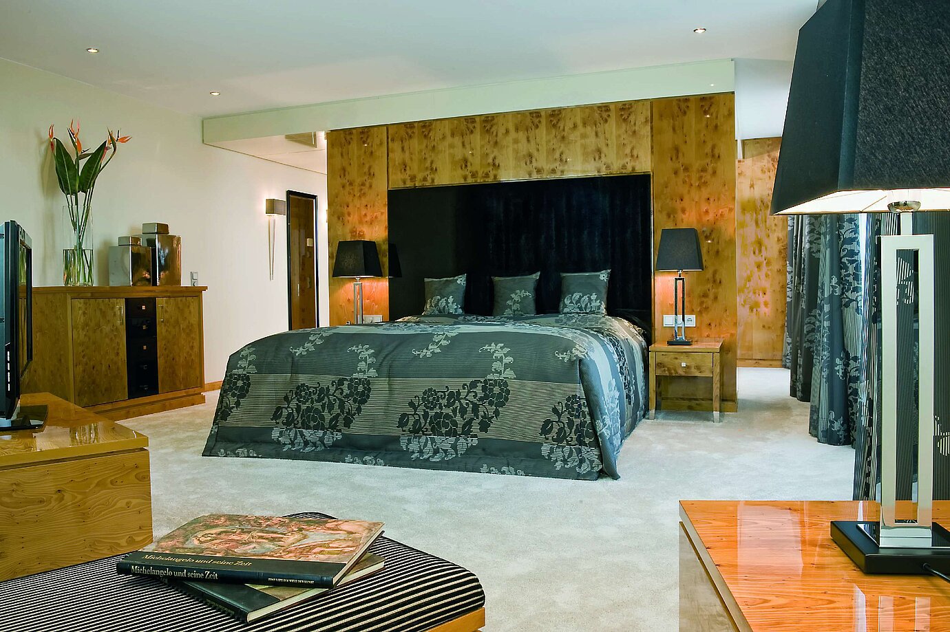 Dormitorio elegante de la Suite Presidencial en el Maritim Hotel Düsseldorf con muebles de alta calidad, cama lujosa.