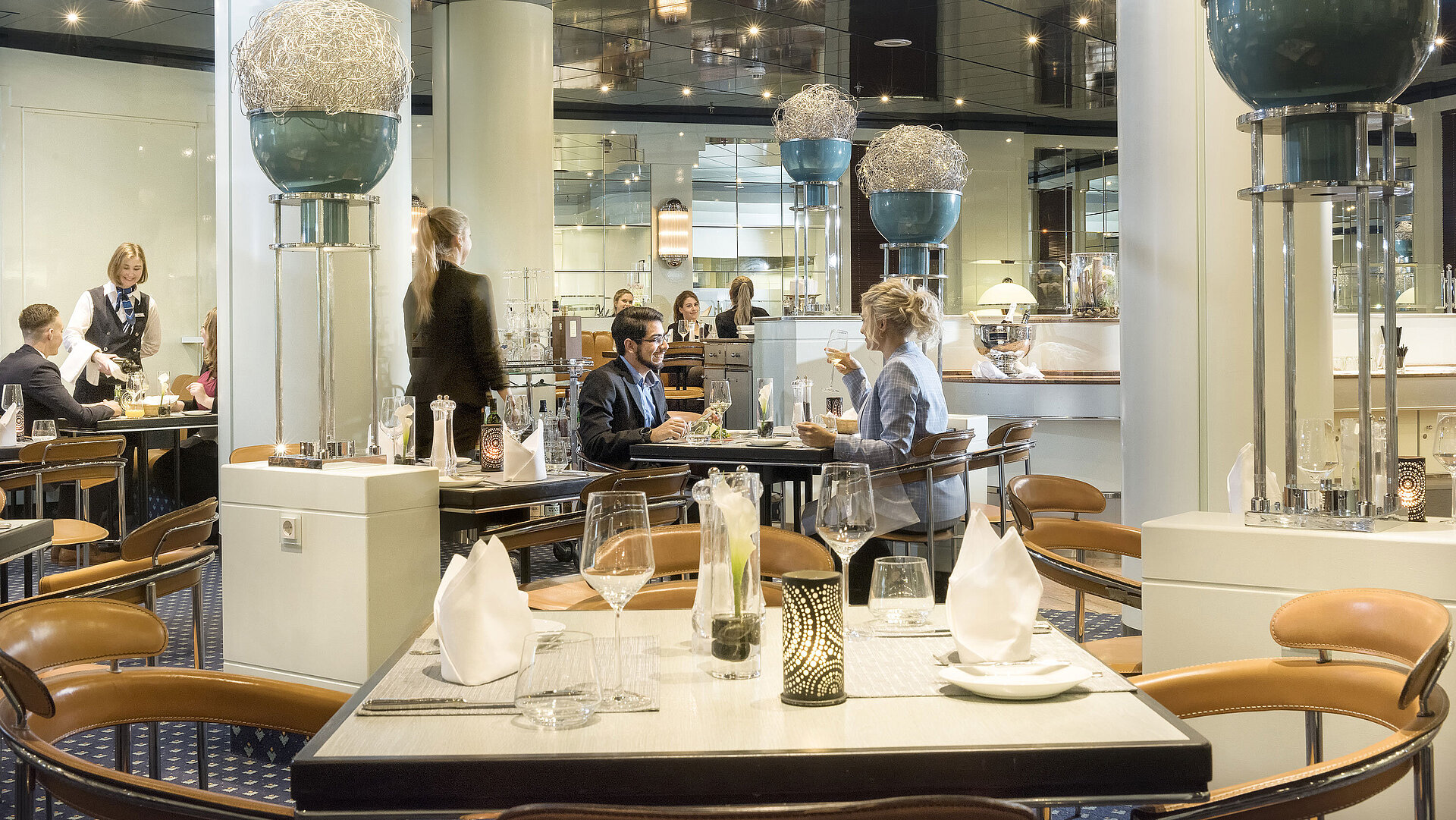 Ospiti che gustano una cena raffinata al ristorante Classico del Maritim Hotel Frankfurt.
