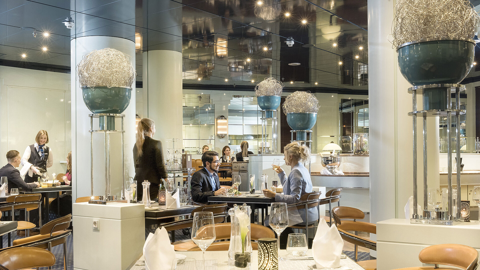 Guests enjoying a stylish dinner at Classico restaurant in Maritim Hotel Frankfurt.