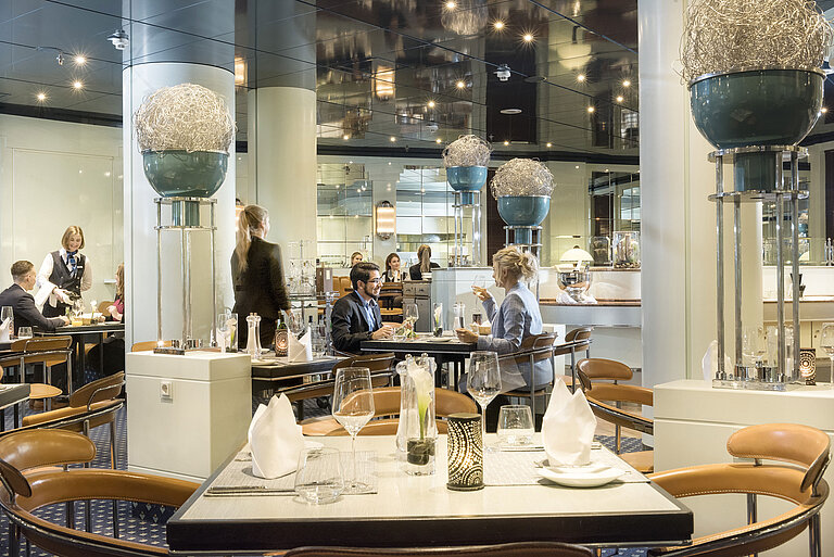 Ospiti che gustano una cena raffinata al ristorante Classico del Maritim Hotel Frankfurt.