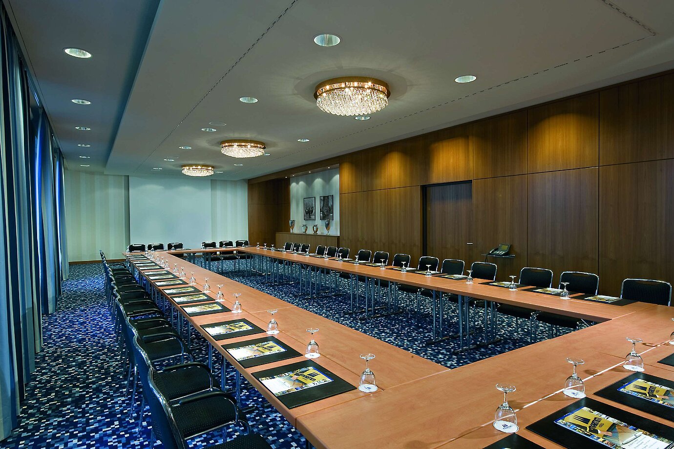 Sala de conferencias moderna en el Maritim Hotel Düsseldorf con disposición en U, ideal para reuniones, talleres y seminarios