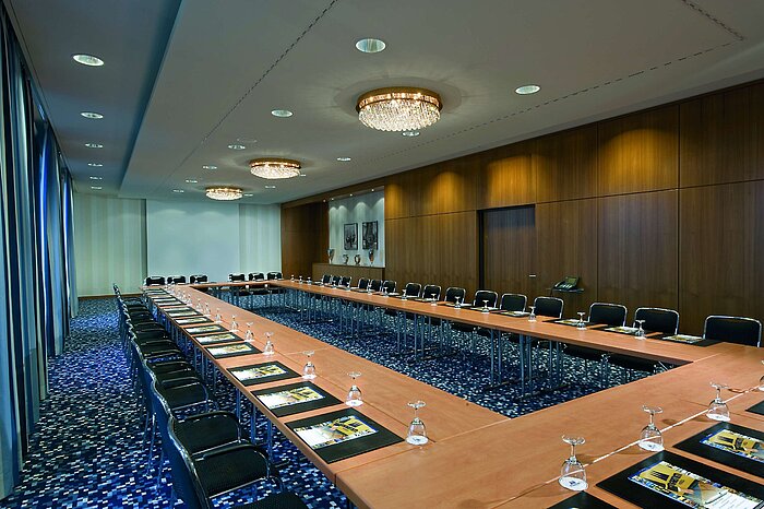 Sala de conferencias moderna en el Maritim Hotel Düsseldorf con disposición en U, ideal para reuniones, talleres y seminarios