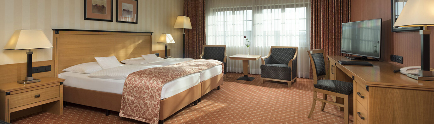 Classic room Classic room at Maritim Hotel Dresden with double bed, seating area, and classic decor.