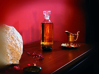 Atmospheric close-up with massage oil, stone and copper decor at the Maritim Hotel Bad Wildungen