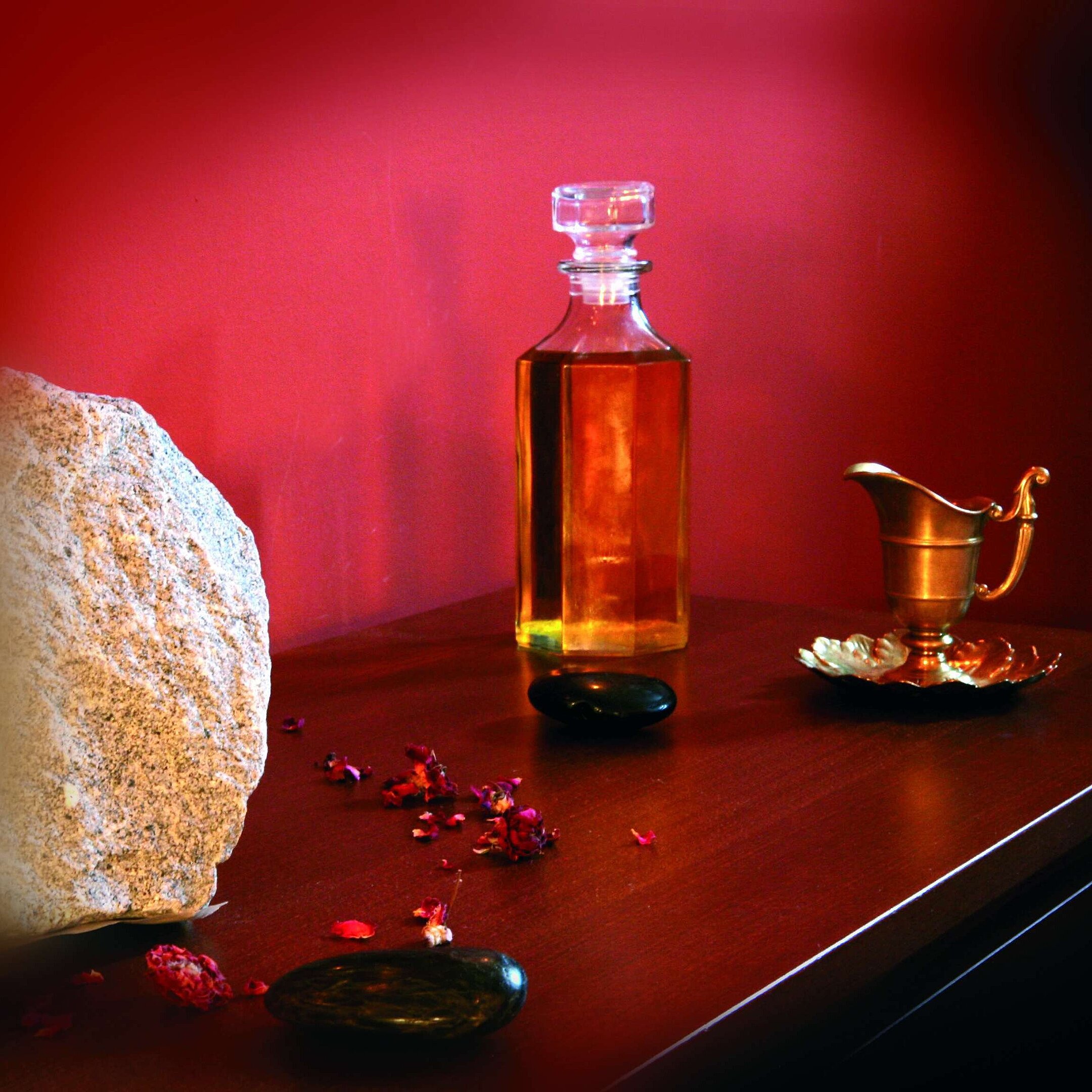 Atmospheric close-up with massage oil, stone and copper decor at the Maritim Hotel Bad Wildungen
