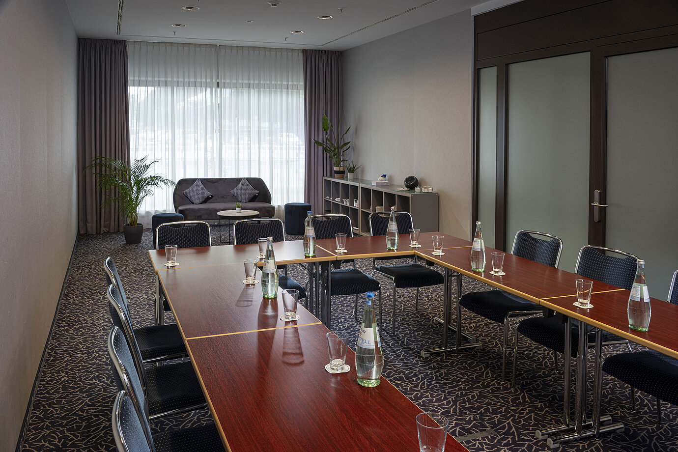 Sala de conferencias moderna en el Maritim Hotel Darmstadt con luz natural, diseño elegante y equipada para reuniones.