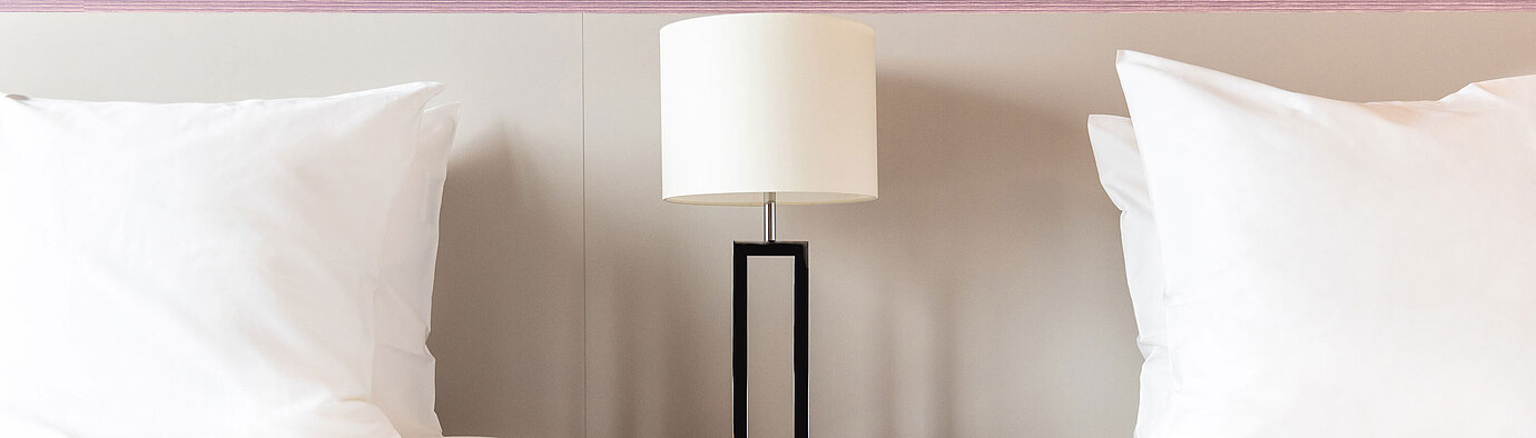 Comodino con lampada tra due letti al Maritim Hotel Amsterdam