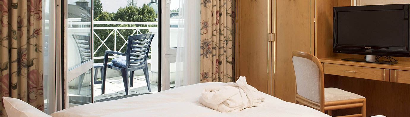 Junior suite  Bright double room with balcony, TV and wardrobe at Maritim Hotel Bad Wildungen