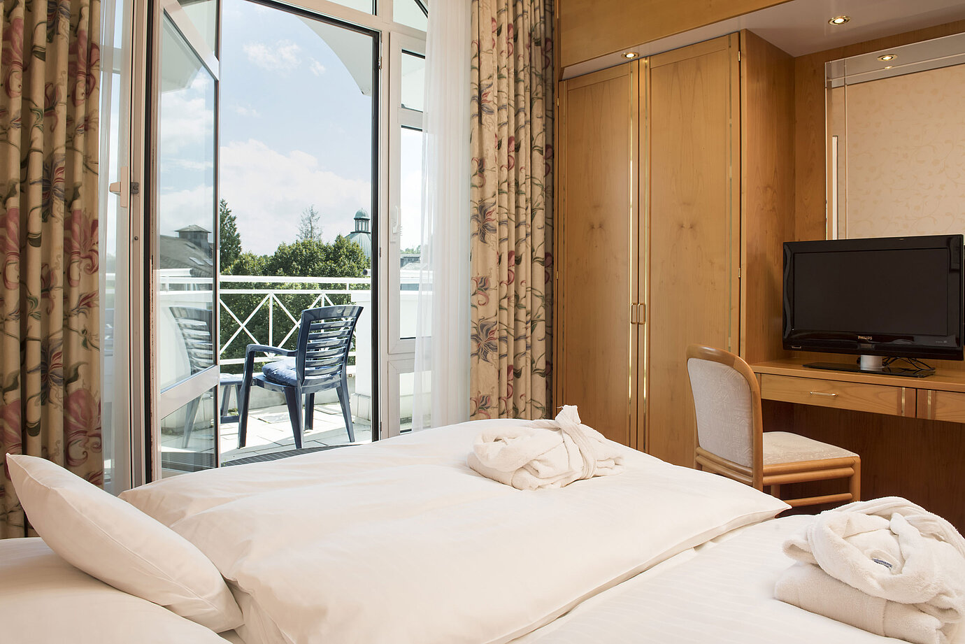 Bright double room with balcony, TV and wardrobe at Maritim Hotel Bad Wildungen