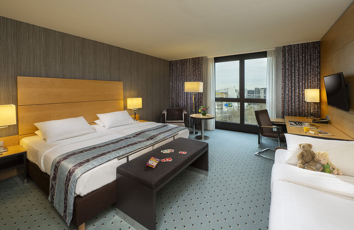 Habitación familiar comfort en el Maritim Hotel Düsseldorf con cama doble grande,cama individual,cartas y peluches para niños