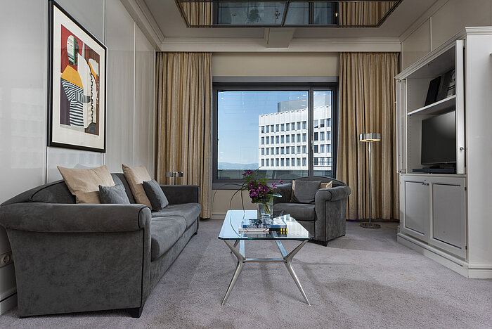 Suite Exécutive spacieuse au Maritim Frankfurt avec décoration élégante, coin salon confortable et grande fenêtre panoramique