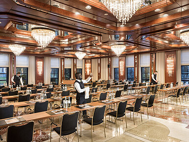 Salón Reger en el Hotel Maritim Bonn, con elegante iluminación y filas de asientos, ideal para eventos y conferencias.