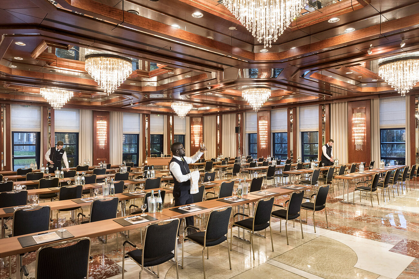 Salón Reger en el Hotel Maritim Bonn, con elegante iluminación y filas de asientos, ideal para eventos y conferencias.