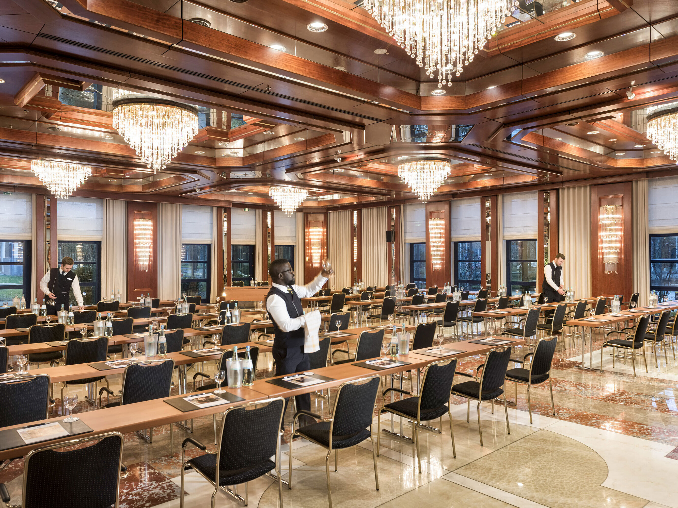 Salón Reger en el Hotel Maritim Bonn, con elegante iluminación y filas de asientos, ideal para eventos y conferencias.