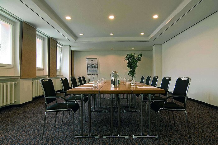 Salle de réunion lumineuse à l'hôtel Maritim Fulda avec équipement moderne et table de conférence.