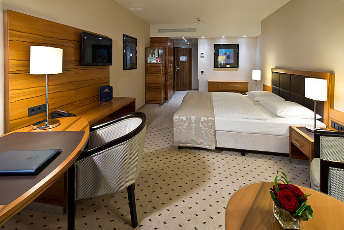 Chambre Classic confortable à l'hôtel Maritim Bad Homburg avec design moderne et bureau.