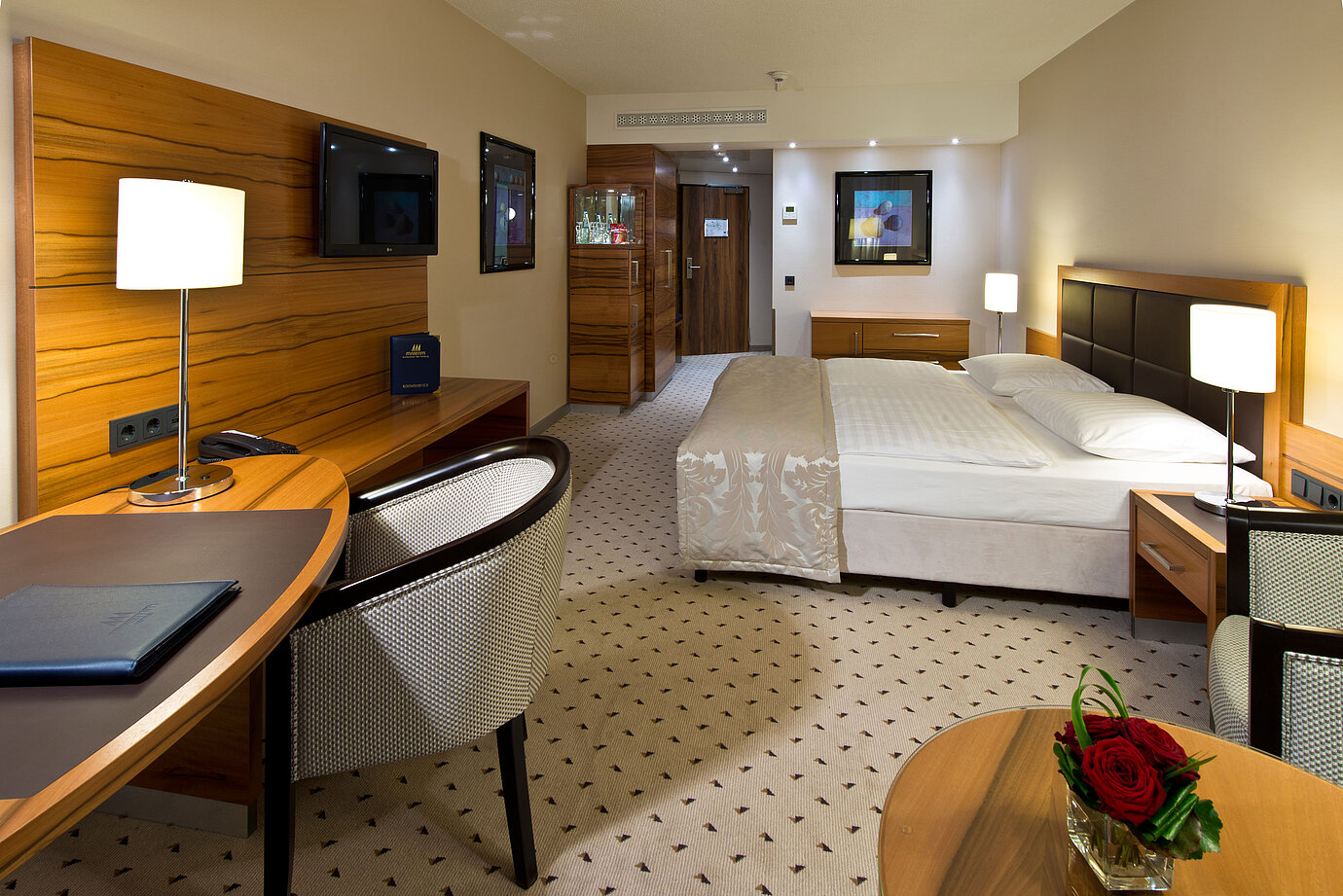 Chambre Classic confortable à l'hôtel Maritim Bad Homburg avec design moderne et bureau.
