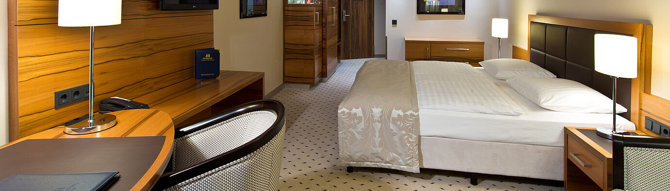 Habitación Classic cómoda en el Hotel Maritim Bad Homburg con diseño moderno y escritorio.
