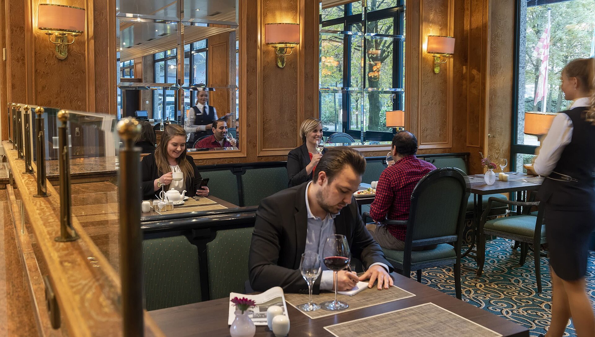 Ristorante "Brasserie" Gli ospiti si godono il pasto e si rilassano nella brasserie elegante del Maritim Hotel Bremen con un servizio cordiale.