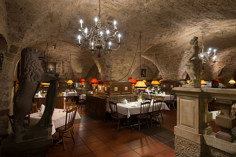 Restaurant historique au Maritim Hotel Fulda avec plafond voûté, lumière des bougies et ambiance rustique.