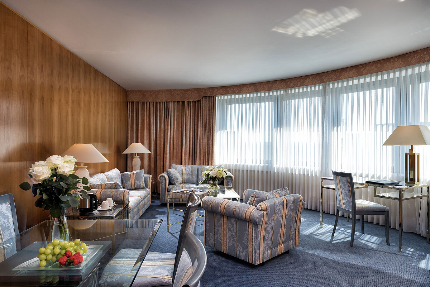 Elegante Master Suite del Maritim Hotel Hannover con diseño clásico, muebles refinados y amplios ventanales panorámicos.