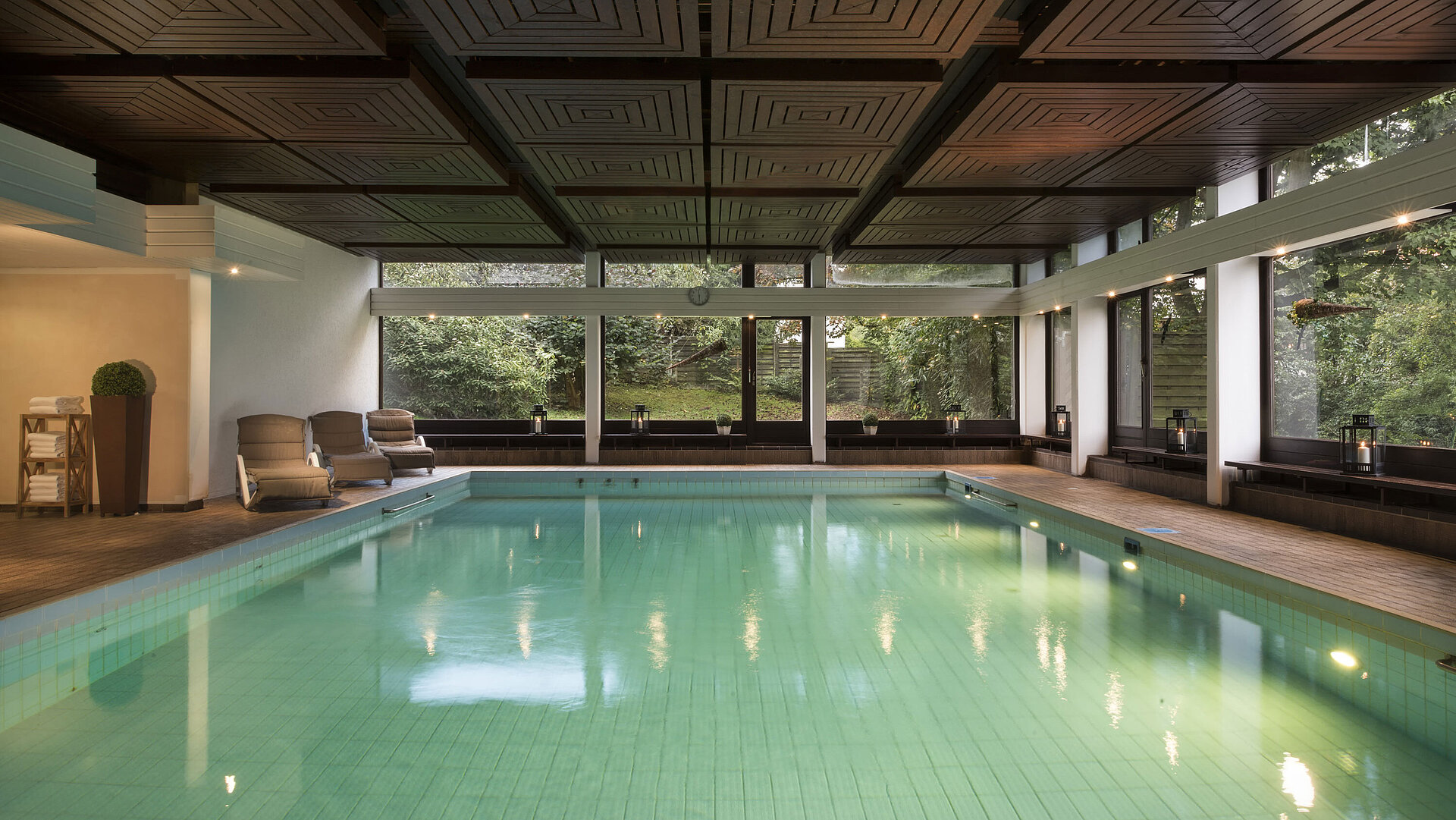 Piscine intérieure lumineuse au Maritim Hotel Bad Salzuflen avec vue sur la verdure