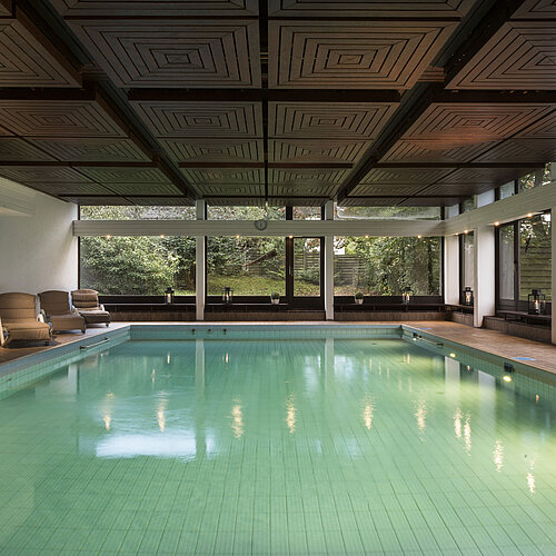 Piscine intérieure lumineuse au Maritim Hotel Bad Salzuflen avec vue sur la verdure
