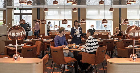 Modern restaurant at Maritim Hotel Ingolstadt with friendly service and stylish ambiance.