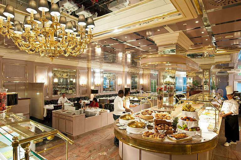 Large breakfast buffet with fresh food at the elegant restaurant of Maritim Hotel Munich