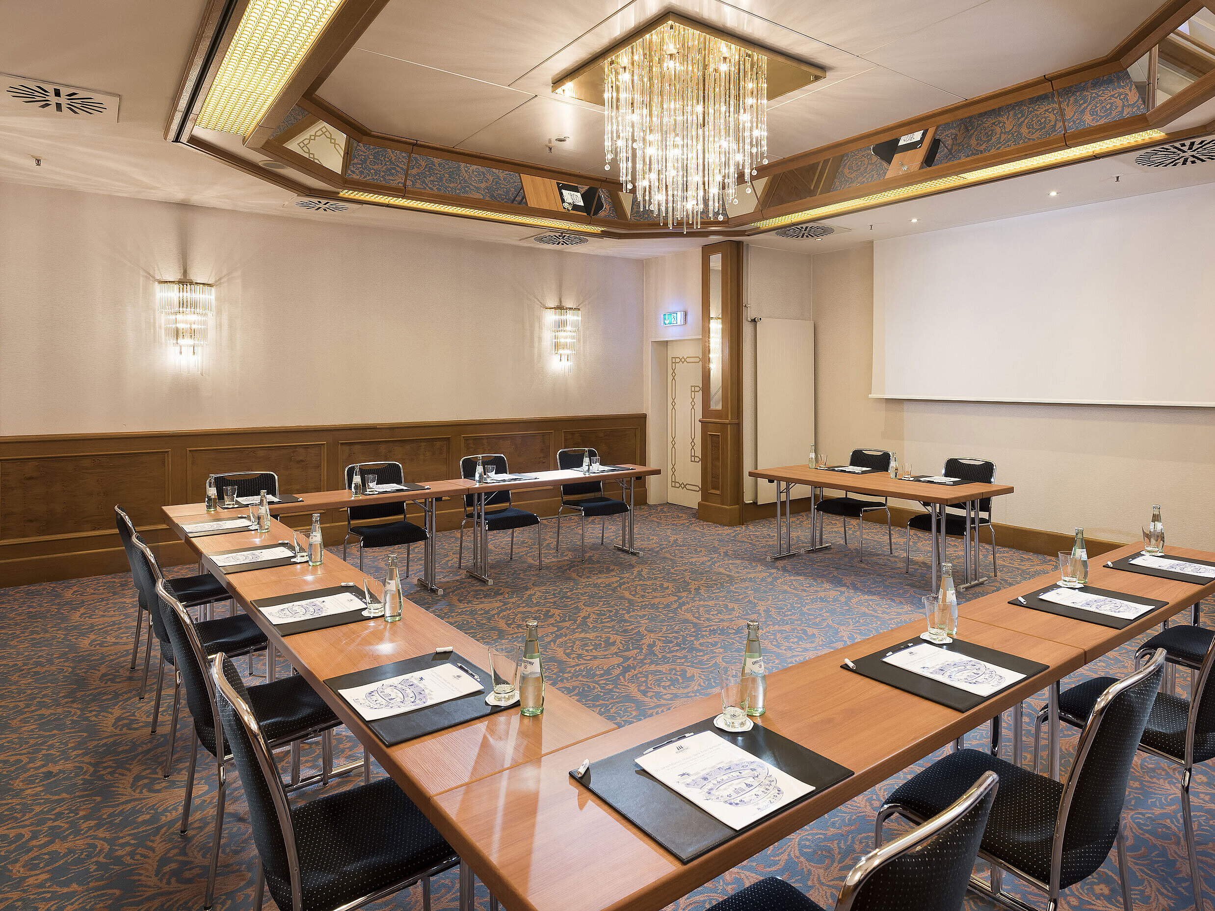 Sala luminosa con disposición en U y lámpara en el Maritim Hotel Múnich