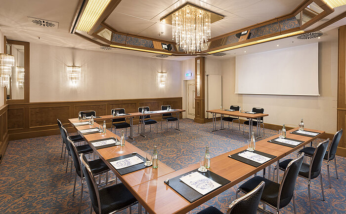 Sala luminosa con disposición en U y lámpara en el Maritim Hotel Múnich