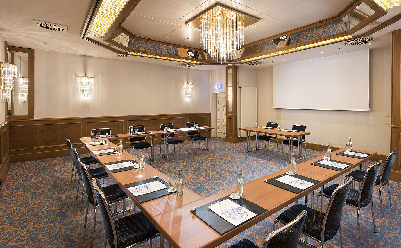 Sala luminosa con disposición en U y lámpara en el Maritim Hotel Múnich